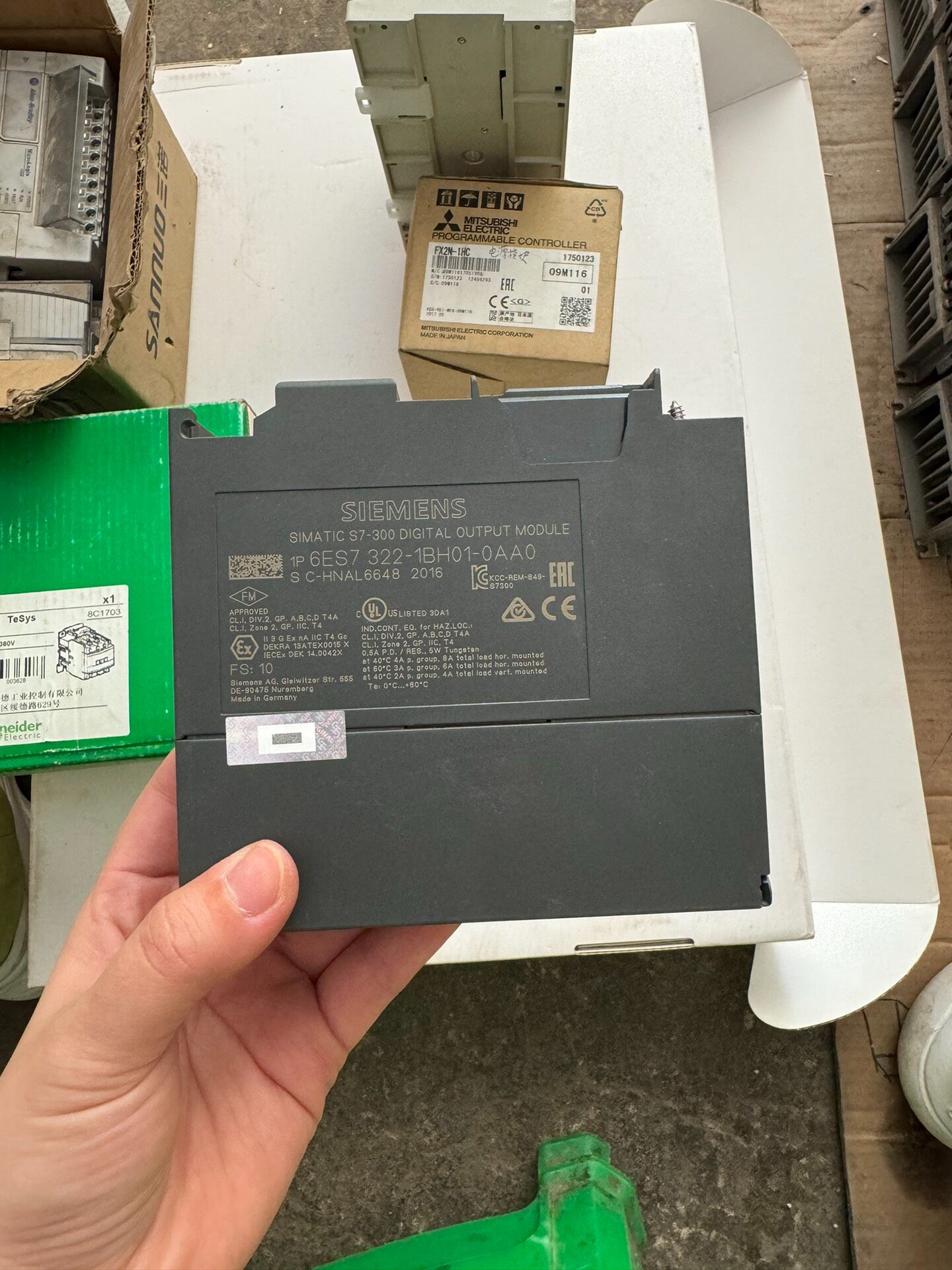 Siemens 6ES7322-1BH01-0AA0 SM 322 S7-300 Модуль дискретного вывода