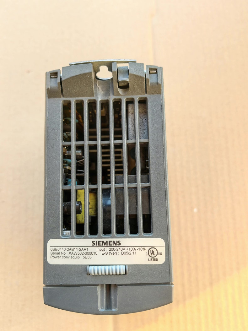 Siemens 6SE6440-2AB11-2AA1 MICROMASTER 440 4