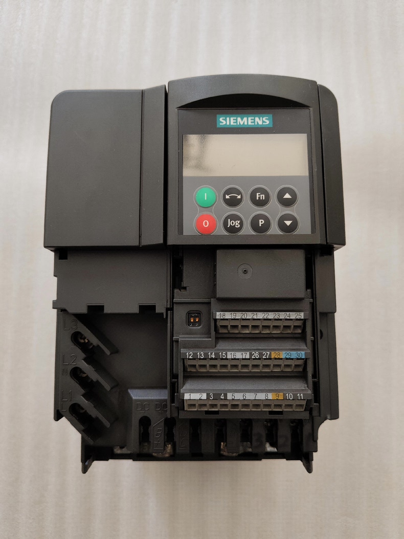 Siemens 6SE6440-2AD24-0BA1 MICROMASTER 440