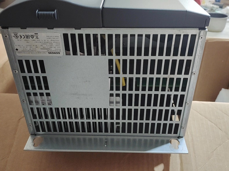 Siemens 6SE6440-2AD33-7EA1 MICROMASTER 440 4