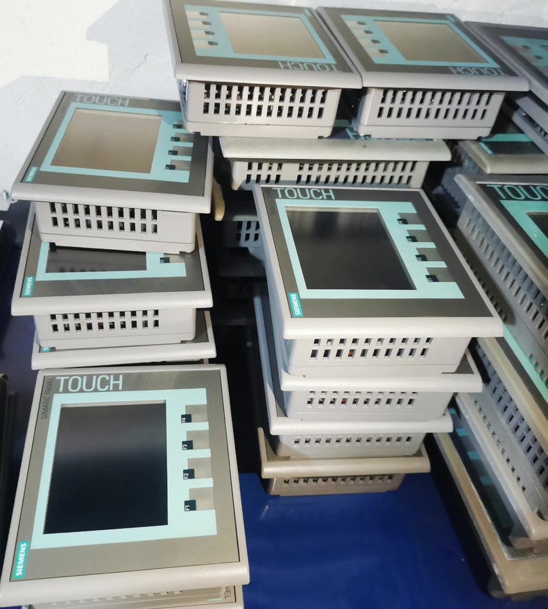 Siemens 6AV6647-0AA11-3AX0 KTP400 4