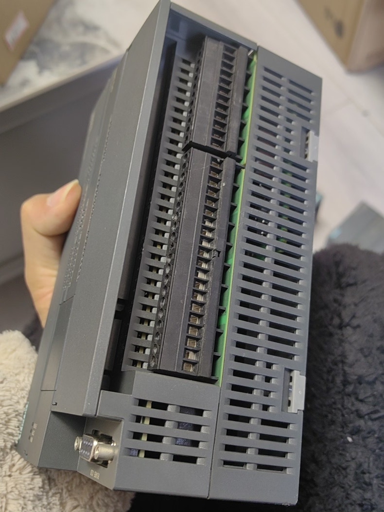 Siemens 6ES7288-1SR60-0AA1  3