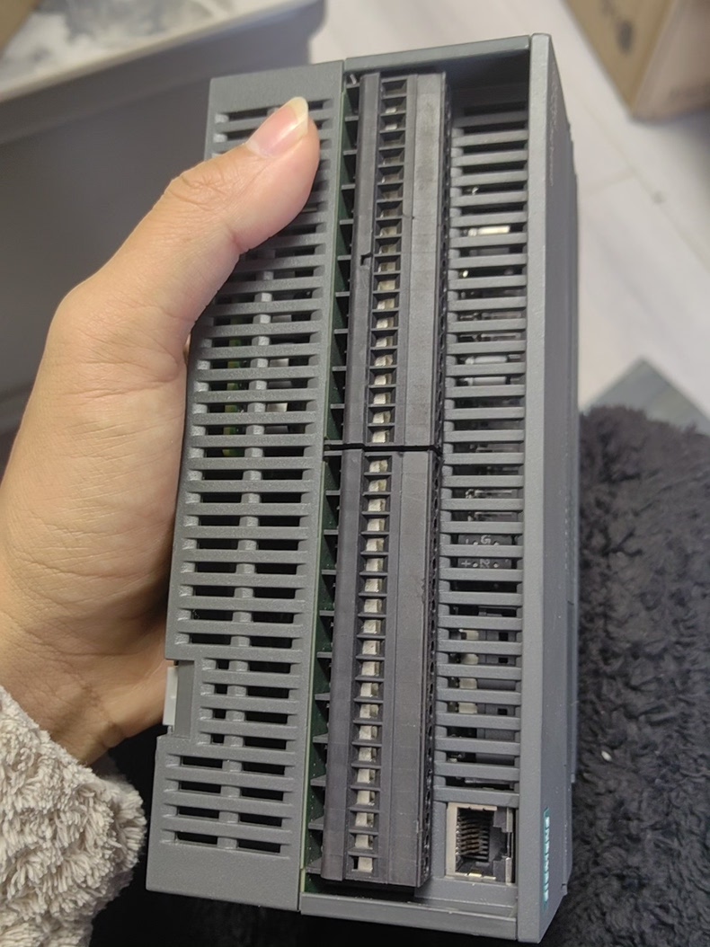 Siemens 6ES7288-1SR60-0AA1  4