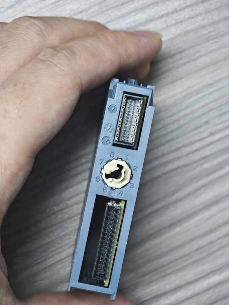 Siemens 6ES7135-6GB00-0BA1 Модуль ET-200 3
